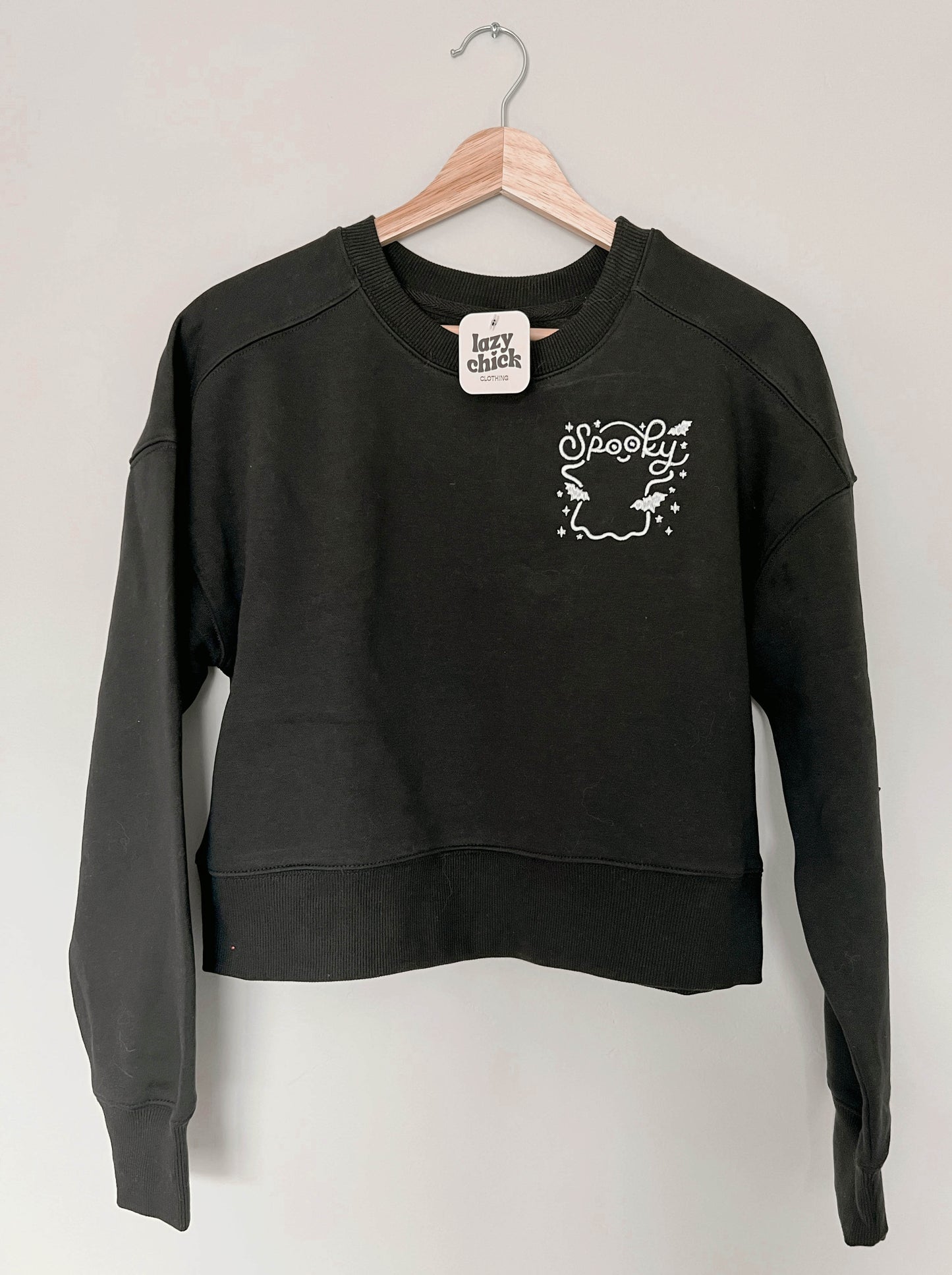 SPOOKY GHOST Embroidered Black Cropped Crewneck Sweatshirt