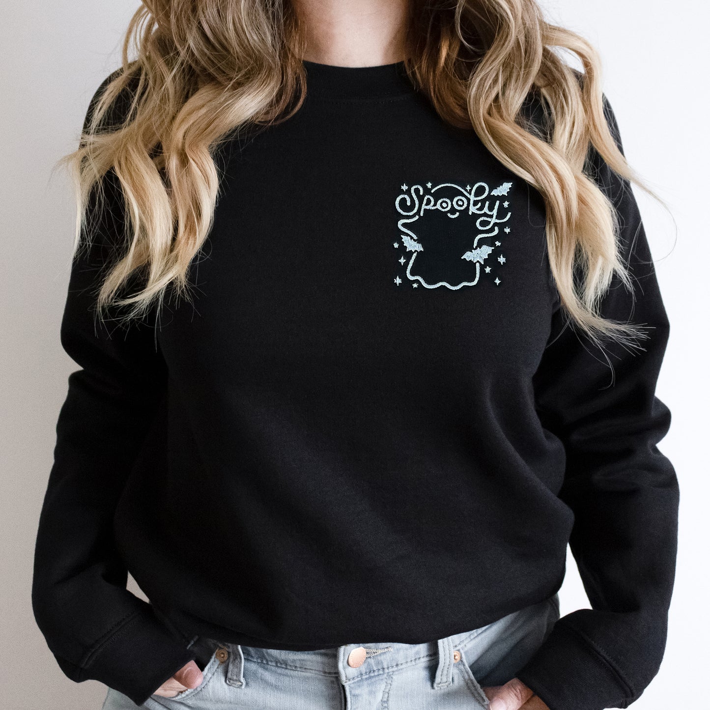 SPOOKY GHOST Embroidered Black Cropped Crewneck Sweatshirt